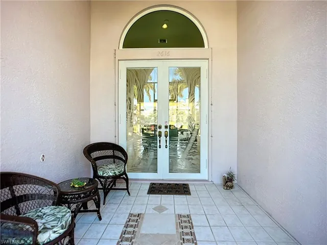 SCREENED IN ENTRY WAY