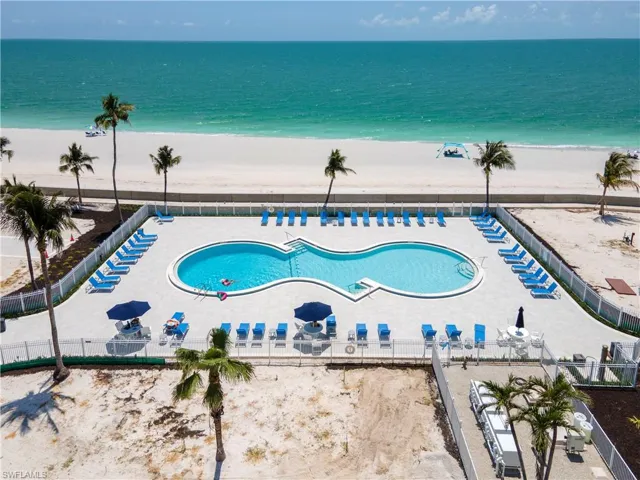 Huge sparkling beachside pool