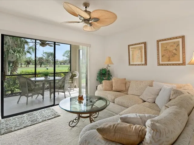 Glass sliders open from the LR directly to the screened lanai.