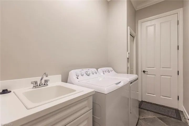 6105 Dogleg Dr, Naples, Florida 34113