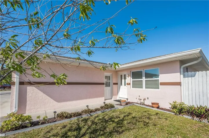 View of front facade featuring a front yard