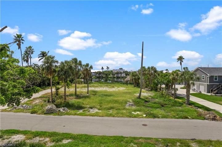 565 Lake Murex CIR, SANIBEL FL 33957