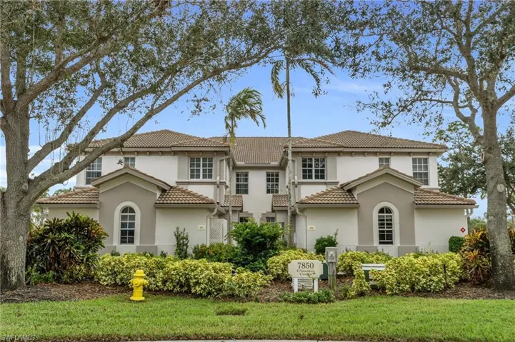 View of front facade featuring a front lawn