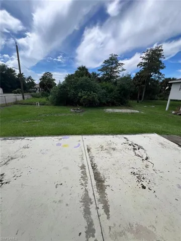 View of grassy yard