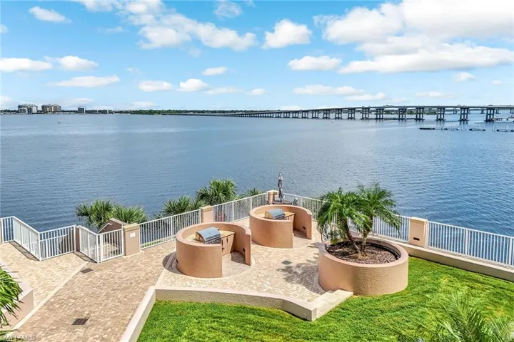 2090 W First  ST, Fort Myers, FL 33901