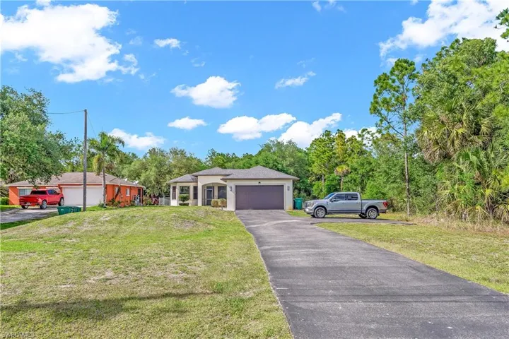 LONG PAGED DRIVEWAY WITH PLENTY OF PARKING