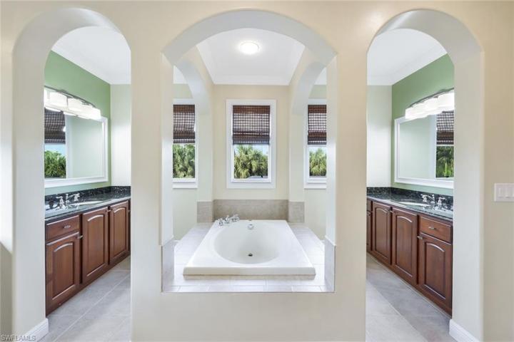 SOAKING TUB