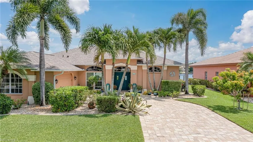 View of front of house featuring a front lawn