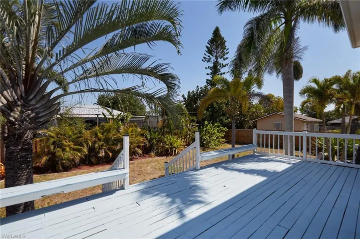 Deck with fence