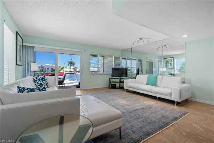 800  River Point  DR, Naples, FL 34102