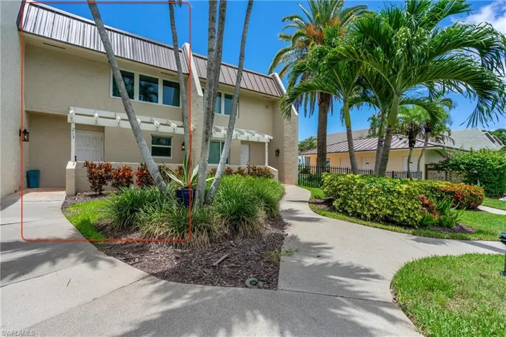 800  River Point  DR, Naples, FL 34102