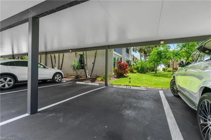 800  River Point  DR, Naples, FL 34102