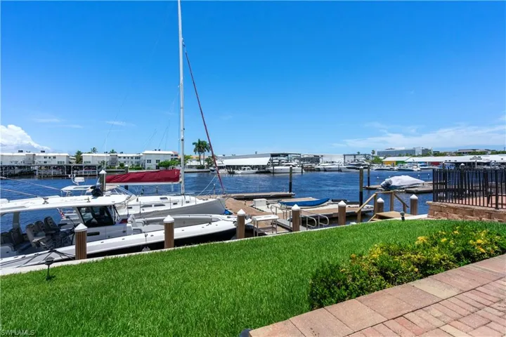800  River Point  DR, Naples, FL 34102