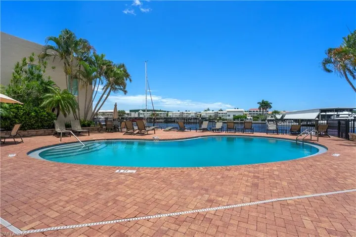 800  River Point  DR, Naples, FL 34102