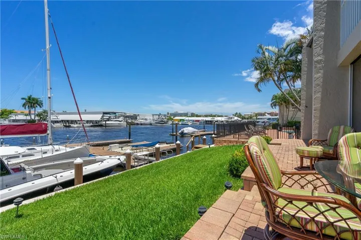 800  River Point  DR, Naples, FL 34102