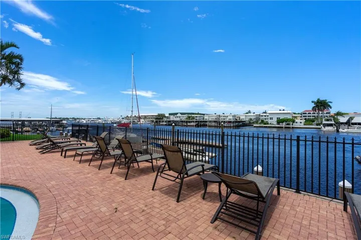 800  River Point  DR, Naples, FL 34102