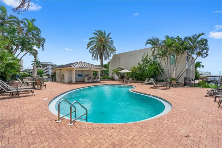 800  River Point  DR, Naples, FL 34102