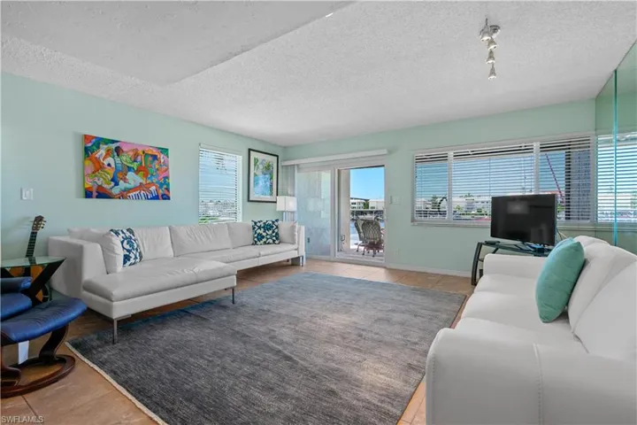 800  River Point  DR, Naples, FL 34102