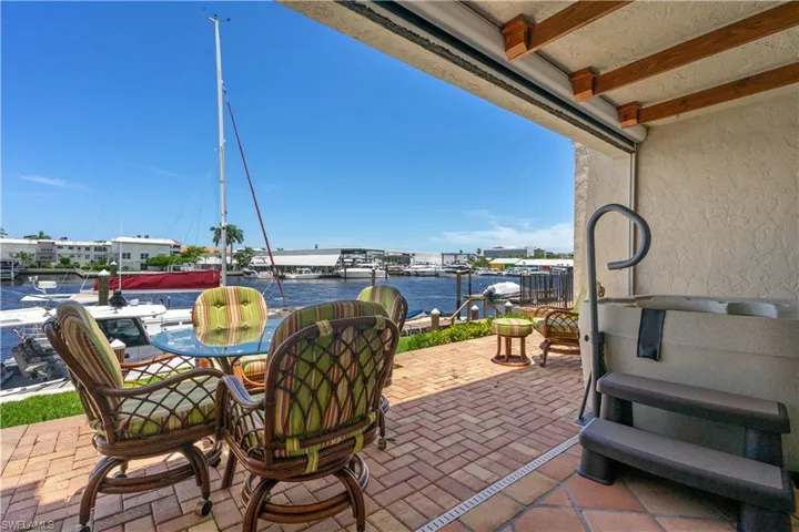 800  River Point  DR, Naples, FL 34102