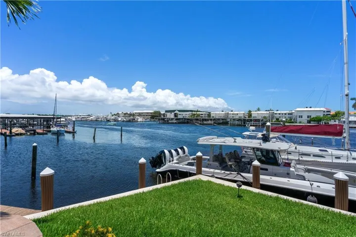 800  River Point  DR, Naples, FL 34102