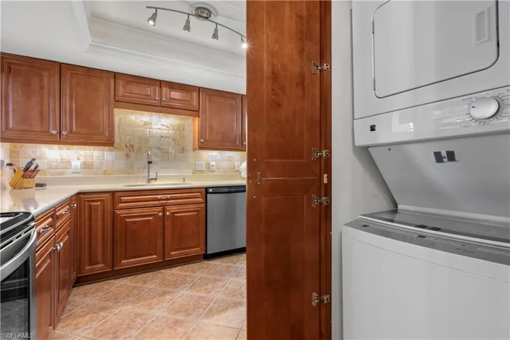 800  River Point  DR, Naples, FL 34102