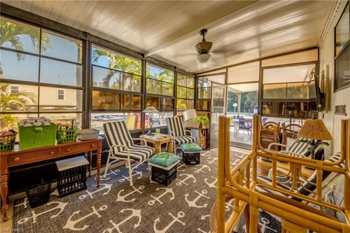 Sunroom / solarium with ceiling fan