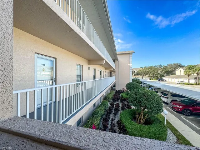 3250 Cypress Glen Way 424, Naples, Florida 34109