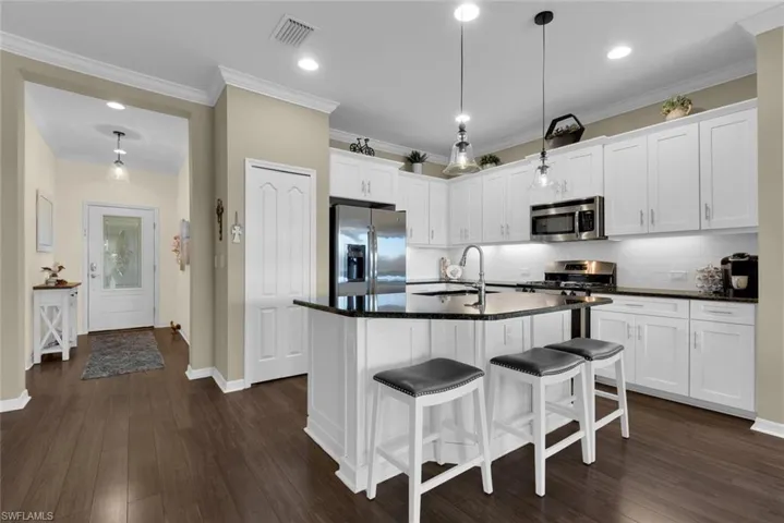 Beautiful Kitchen w/ Breakfast Bar