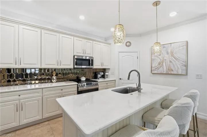 2390 Heydon Cir E, Naples, Florida 34120