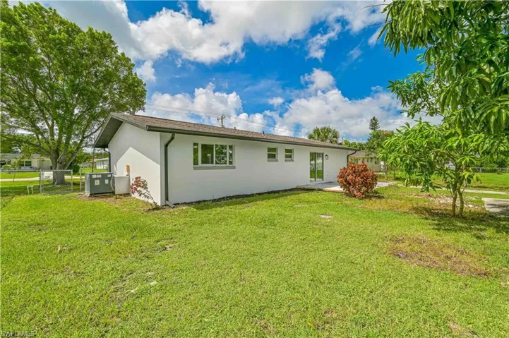 1049 Ne Pine Island Ln, Cape Coral Fl 33909
