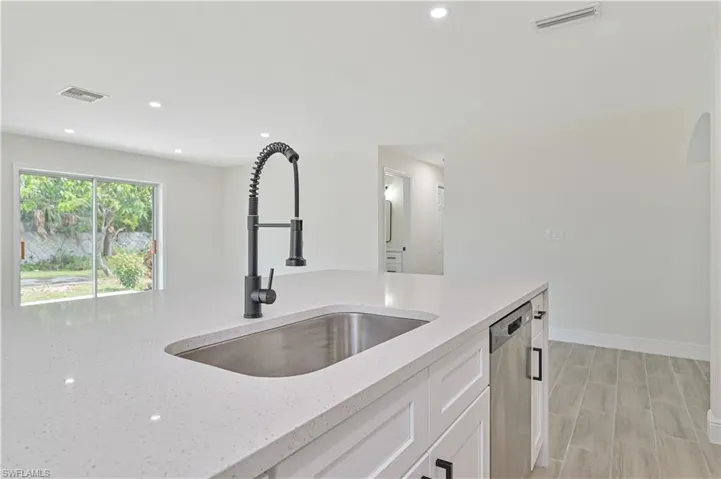 1049 Ne Pine Island Ln, Cape Coral Fl 33909