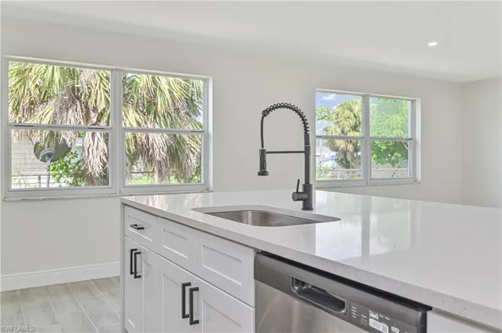 1049 Ne Pine Island Ln, Cape Coral Fl 33909