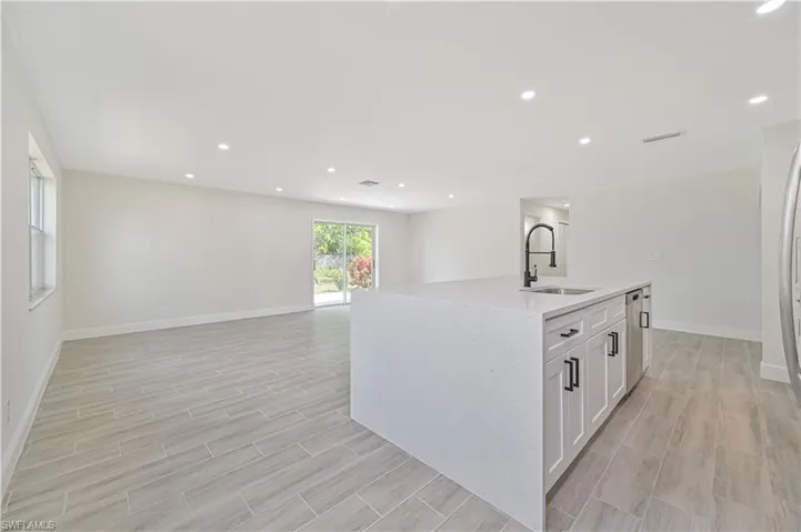 1049 Ne Pine Island Ln, Cape Coral Fl 33909