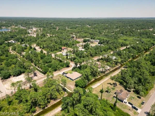Birds eye view of property featuring a forest view