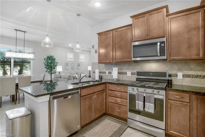 Gas range, granite counters, dishwasher