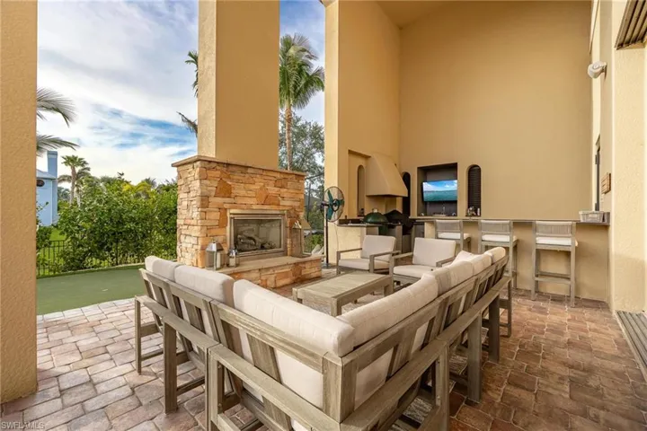 Outdoor fireplace