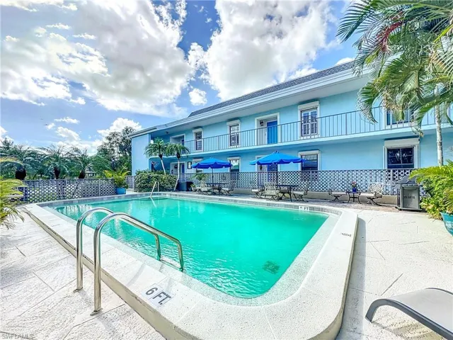 1065  8th S ST, Naples, FL 34102