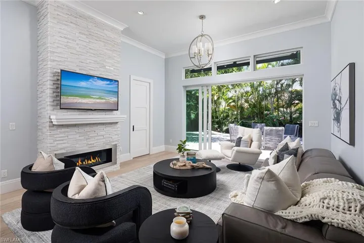 2036 Laguna Way, Naples, Florida 34109