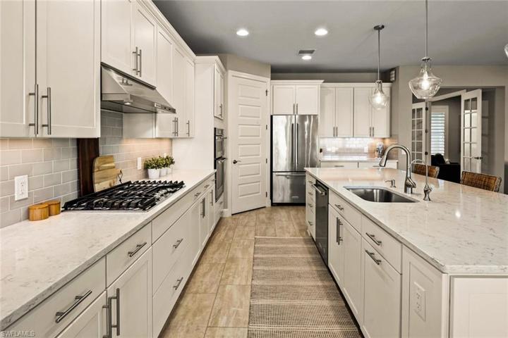 Gourmet kitchen w/Natural Gas cooktop, upgraded SS appliances