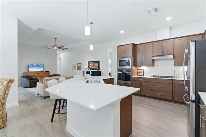 Expansive island with room for six seatings