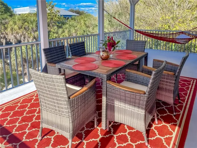 Deck with outdoor dining area