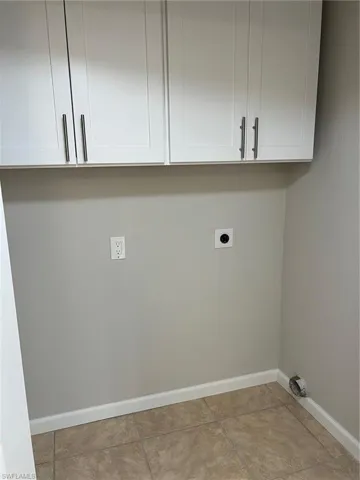 Laundry area with cabinet and washer/dryer hookup