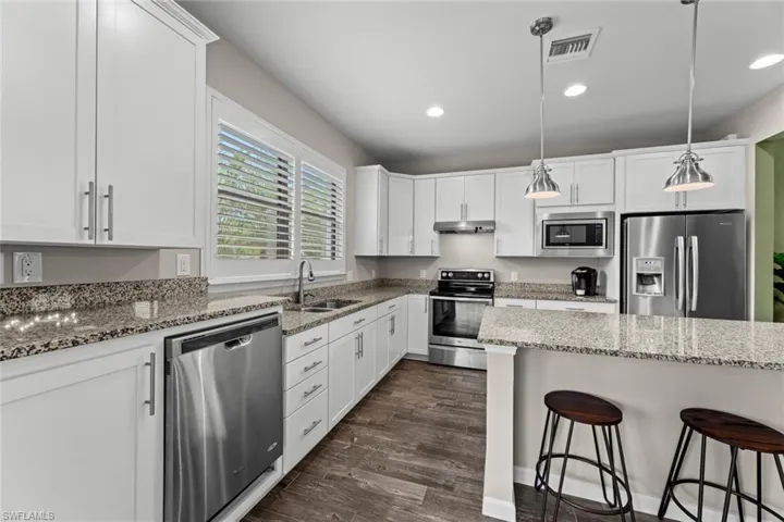 Granite counter tops, stainless appliances
