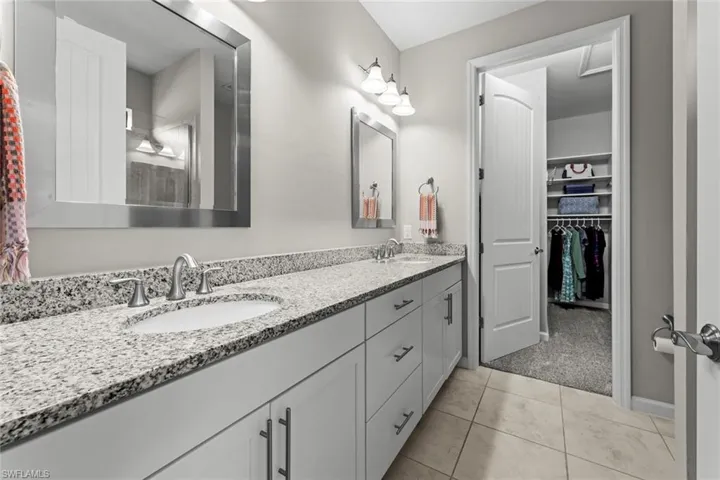 Master ensuite w/dual sinks, ample storage