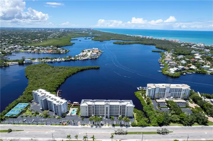 Perfect location-walk/bike/boat to the beach
