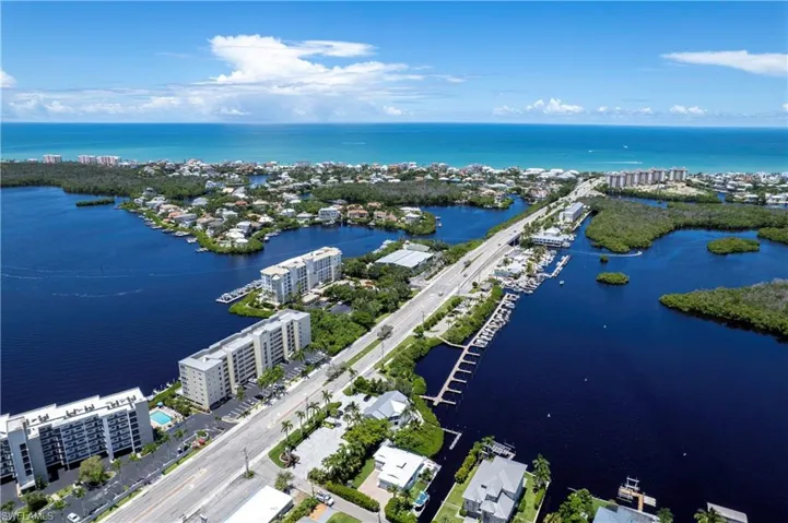 2 blocks to the beach