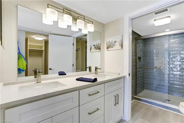 Dual sinks, quartz counter, new lighting/plumbing
