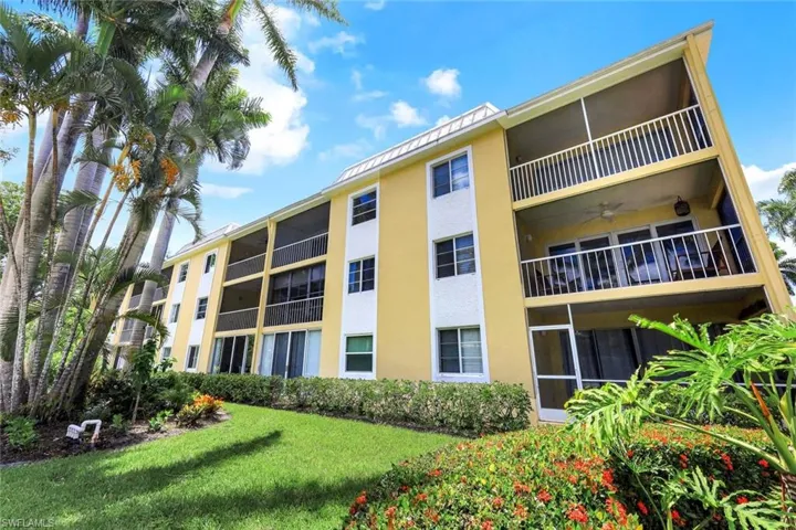 900  8th S AVE, Naples, FL 34102