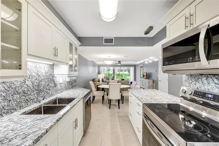 900  8th S AVE, Naples, FL 34102