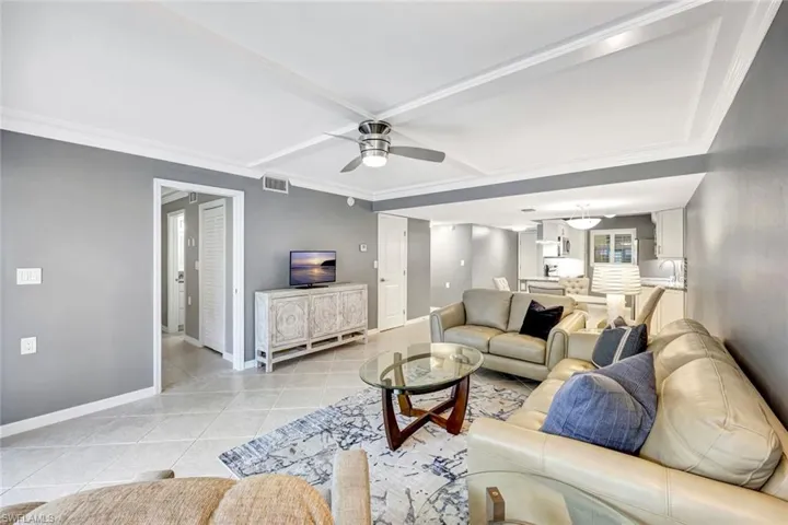 900  8th S AVE, Naples, FL 34102